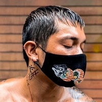 Desainer lulusan ESMOD Jakarta ini mengatakan, maskernya dibuat secara khusus dengan teknik bordiran tangan. Ia mengaplikasikan detail kristal Swarovski untuk menciptakan kesan mewah. (Foto: Instagram/@hiantjen)