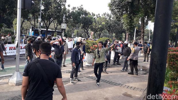 Massa yang menamakan diri menamakan diri Gerakan Nasional Tolak Reklamasi (Gentar) demo di Balai Kota DKI Jakarta untuk menuntut dihentikannya reklamasi di Ancol (M Ilman/detikcom)