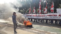 Aksi menentang reklamsi sempat marak di Jakarta salah satunya dari Gerakan Nasional Tolak Reklamasi (Gentar) demo di Balai Kota DKI Jakarta untuk menuntut dihentikannya reklamasi di Ancol.(M Ilman/detikcom)