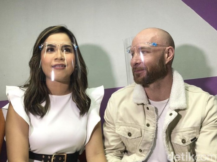 Melaney Ricardo dan Tyson Lynch Melaney Ricardo dan Tyson Lynch