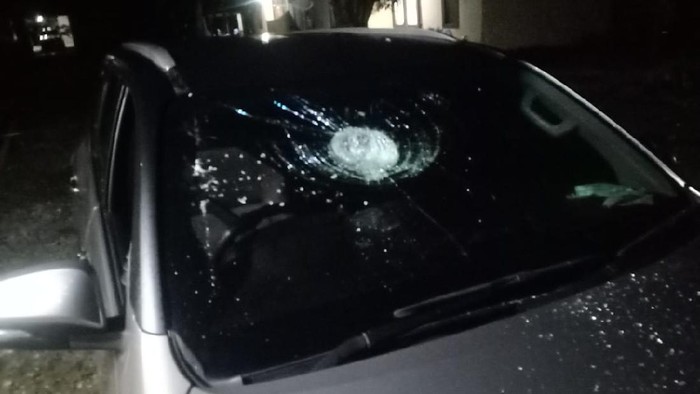 Mobil Ketua Komisi I DPRD Kabupaten Bengkulu Utara Febri Yurdiman dilempar batu.