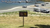 Papan penunjuk sebagai informasi sedang ada pencarian Naya Rivera yang dinyatakan hilang di Danau Piri oleh kepolisian setempat. (AP/Chris Pizzello)