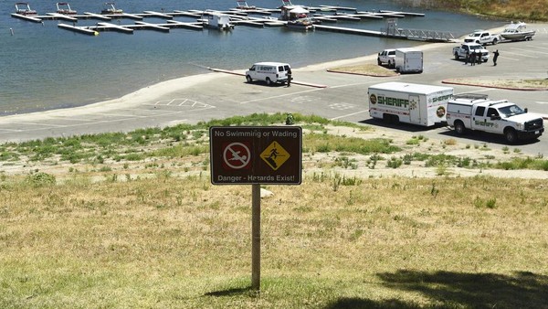 Papan penunjuk sebagai informasi sedang ada pencarian Naya Rivera yang dinyatakan hilang di Danau Piri oleh kepolisian setempat. (AP/Chris Pizzello) Papan penunjuk sebagai informasi sedang ada pencarian Naya Rivera yang dinyatakan hilang di Danau Piri oleh kepolisian setempat. (AP/Chris Pizzello)