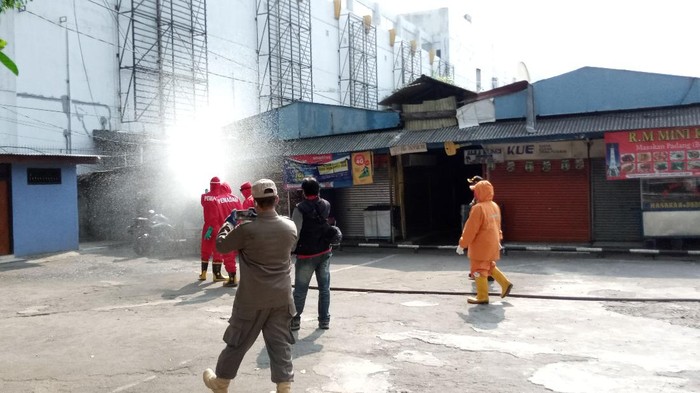 Pasar Cempaka Putih disemprot Disinfektan
