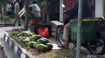 Pasar Ditutup, Pedagang Gelar Lapak di Pinggir Jalan