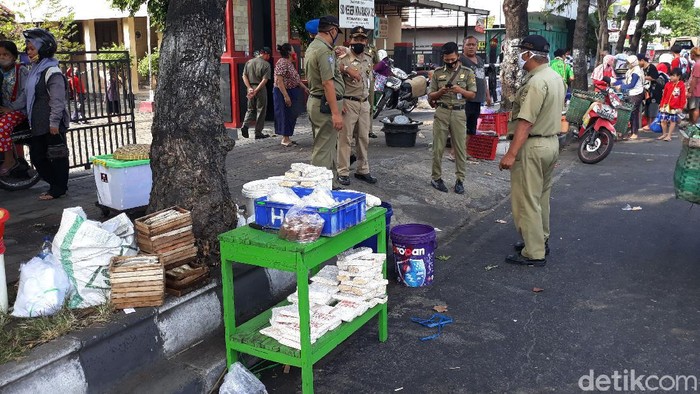 Pasar Ditutup Pedagang Gelar Lapak Di Pinggir Jalan