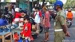 Pasar Ditutup, Pedagang Gelar Lapak di Pinggir Jalan