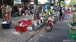 Pasar Ditutup, Pedagang Gelar Lapak di Pinggir Jalan