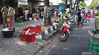 Sebelumnya, Pasar Harjodaksino Solo ditutup sementara mulai hari ini karena satu pedagangnya meninggal akibat COVID-19.