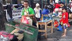 Pasar Ditutup, Pedagang Gelar Lapak di Pinggir Jalan