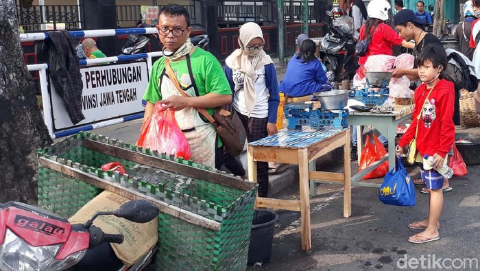 Pasar Ditutup, Pedagang Gelar Lapak di Pinggir Jalan Pasar Harjodaksino Solo ditutup sementara terkait kasus COVID-19. Para pedagang kini memindahkan lapaknya ke tepi Jalan Ir Soekarno, perbatasan Solo-Sukoharjo.