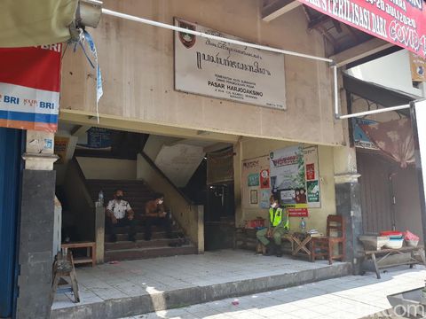 Pasar Harjodaksino Solo ditutup gegara Corona, Selasa (14/7/2020).