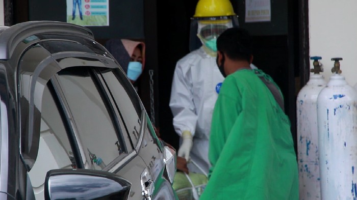 Pasien Corona sembuh di Parepare dijemput keluarganya.