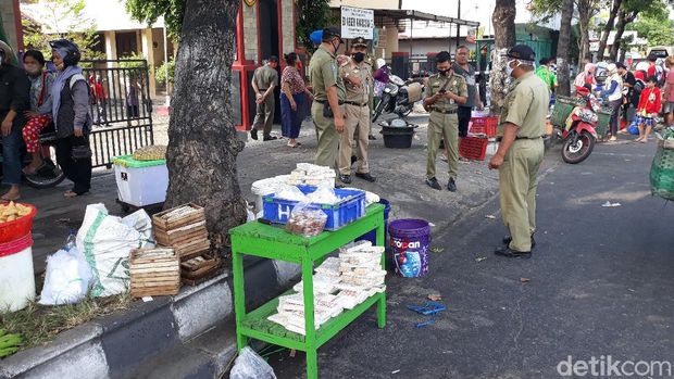 Pedagang jualan di tepi Jalan Solo-Sukoharjo karena pasar ditutup, 14/7/2020