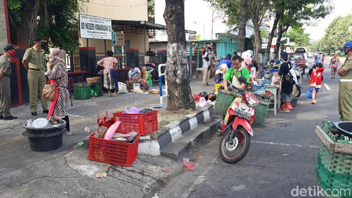 Pedagang jualan di tepi Jalan Solo-Sukoharjo karena pasar ditutup, 14/7/2020
