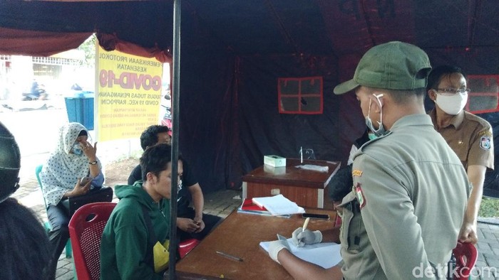 Pemeriksaan surat bebas COVID-19 dan protokol kesehatan di perbatasan Gowa-Makassar (Hermawan-detikcom).