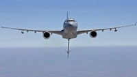 Airbus A330 MRTT ini dilengkapi dengan tabung panjang, probe, yang dapat dihubungkan oleh pilot penerima ke keranjang yang terhubung di ujung selang, drogue.