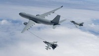 Atraksi dari Angkatan Udara Kerajaan Inggris. Sebuah tanker A330 Voyager mengisi ulang sebuah RAF Tornado dan Topan.