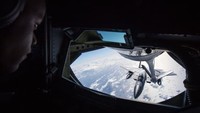 Operator flying boom di USAF KC-135 mengisi F-15 Eagle. Angkatan udara di seluruh dunia memiliki campuran dari dua sistem pengisian BBM itu.