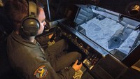 Dilihat dari atas, operator flying boom USAF KC-10 mengisi B-52 Stratofortress. Jika militer menerbangkan pesawat tempur F-15 Eagle atau C-17, maka pengisian BBM di udara menggunakan flying boom, sebagian besar pesawat militer bisa menggunakan sistem probe dan drogue.