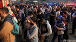 Potret Antrean Penumpang KRL di Stasiun Bekasi