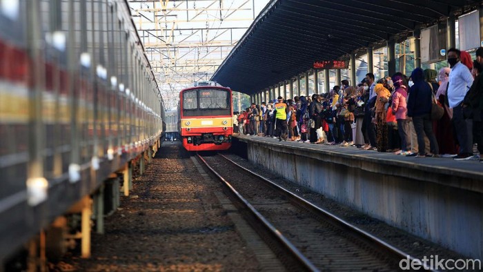 Antrean penumpang terjadi di Stasiun Bekasi, Jawa Barat. Antrean mengular karena adanya pembatasan jumlah penumpang di setiap rangkaian kereta.