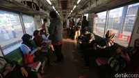 Seiring dengan diperbolehkan kembali aktivitas di luar rumah selama pelonggaran melalui PSBB Transisi, lonjakan kasus positif Corona pun semakin naik dan tak kunjung menurun. Agung Pambudhy/detikcom  