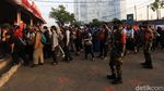 Potret Antrean Penumpang KRL di Stasiun Bekasi