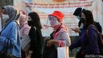 Potret Antrean Penumpang KRL di Stasiun Bekasi