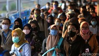 Terjadi penumpukan di peron saat penumpang naik dan turun ketika kereta datang.
