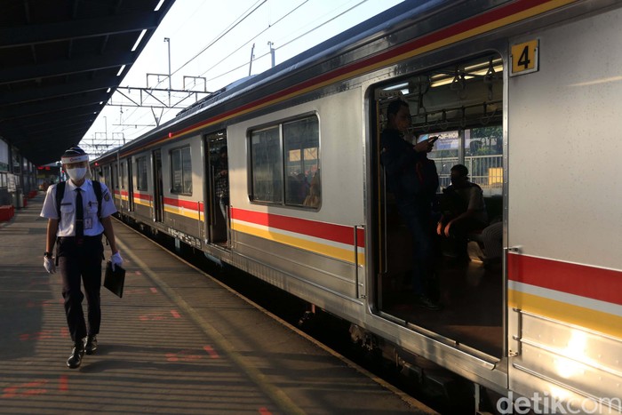 Antrean penumpang terjadi di Stasiun Bekasi, Jawa Barat. Antrean mengular karena adanya pembatasan jumlah penumpang di setiap rangkaian kereta.