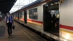 Potret Antrean Penumpang KRL di Stasiun Bekasi
