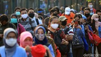 Calon penumpang antre untuk masuk Stasiun Bekasi, Jawa Barat, Selasa (14/7/2020).