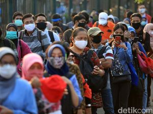 Masih Banyak Penumpang KRL Tak Pakai Jaket-Lengan Panjang