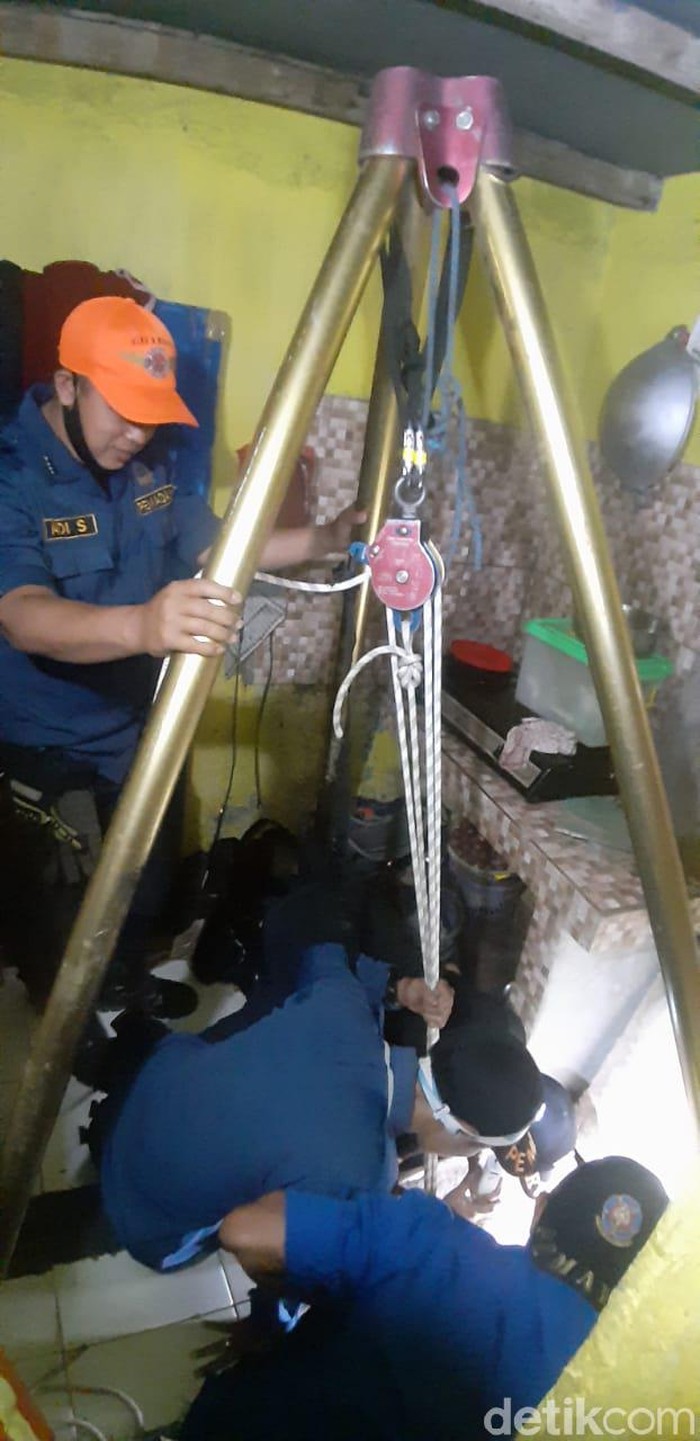 pria terjebur ke dalam sumur di bandung