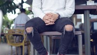 Candaan netizen atas dipinangnya Dinda Hauw tak membuat Rizky Billar terbawa perasaan. Ia justru menanggapi dengan santai. Foto: Instagram @rizkybillar
