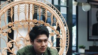 Sikap santai Rizky Billar itulah yang membuat netizen kagum. Apalagi pesona tampan dari pesinetron tersebut membuat para penggemarnya terpesona. Foto: Instagram @rizkybillar