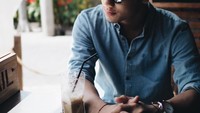 Dalam foto ini memperlihatkan mantan kekasih Dinda Hauw tersebut berpose dengan minuman yang tak habis. Dalam caption ia menuliskan, Sengaja minumnya ga di habisin, karna biasanya manisnya cuma di awal,. Foto: Instagram @rizkybillar