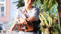 Setiap berpose di kafe kinian, Rizky Billar selalu terlihat fashionable. Lihat penampilannya dari atas hingga bawah dari merek ternama.  Foto: Instagram @rizkybillar