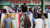 Tak sedikit warga yang kembali berdatangan ke Pasar Cipadu untuk berbelanja.
