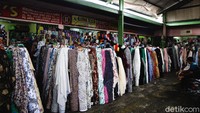 Diakui para pedagang, pandemi COVID-19 berdampak cukup besar terhadap usaha mereka. Sejumlah pedagang mengatakan omset mereka mengalami penurunan selama penerapan PSBB.