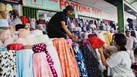 Kembali bergeliatnya aktivitas ekonomi di kawasan Pasar Cipadu salah satunya karena dilonggarkannya sejumlah pembatasan aktivitas di masa fase kenormalan baru (new normal). Meski begitu, sejumlah protokol kesehatan tetap diterapkan guna memutus rantai penyebaran virus Corona.