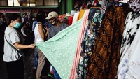 Seorang warga tengah melihat beragam kain yang dijual oleh para pedagang di kawasan Pasar Cipadu, Tangerang, Selasa (14/7/2020).