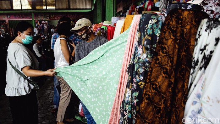 Aktivitas di Pasar Cipadu kembali bergeliat. Meski sebelumnya sempat terdampak PSBB, kini tak sedikit warga yang kembali datang untuk berbelanja di pasar itu.