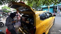 Para pedagang Pasar Harjodaksino mengemasi barang-barangnya untuk dibawa pulang atau ke tempat lain usai menutup kios, Senin (13/7) kemarin. 