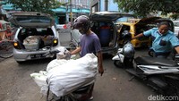 Para pedagang mengemasi barang-barangnya karena pasar tersebut ditutup sementara mulai dari 14-20 Juli 2020.