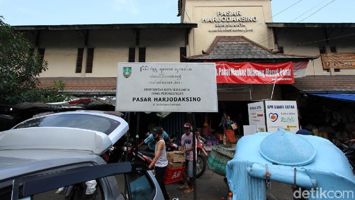 Wali Kota Solo, FX Hadi Rudyatmo mengatakan akan menutup Pasar Harjodaksino selama tujuh hari. Hal itu menyusul adanya satu pedagang yang meninggal karena positif COVID-19. Penutupan dilakukan pada 14-20 Juli.