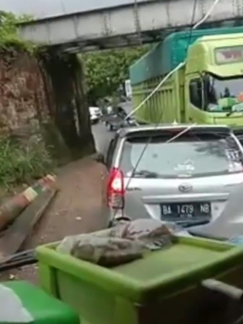 Sopir Mobil Rebutan Jalan Tak mau mengalah, kedua sopir menyelesaikan masalah dengan adu pukul