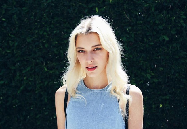 Tolong jangan bicara omong kosong seperti kalian mengetahui apa yang terjadi. Aku bahagia dalam hubunganku dan menurutku sangat mengesalkan melihat wanita yang membenci wanita lain. Semua orang yang merasa butuh mengekspresikan insecurity mereka dan memberi komentar kebencian di akunku akan di-blok. Aku harap kalian dapat bantuan dan mencari cinta atau tujuan dalam hidup, tulisnya. Foto: Instagram @stefaniemichova