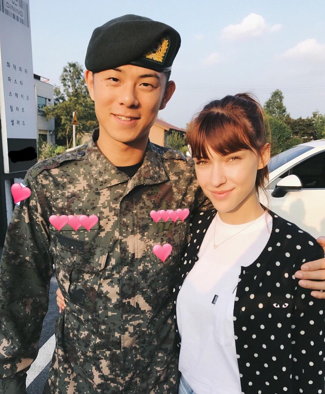 Dalam acara itu, sempat dibahas mengenai bagaimana keduanya bertemu. Stefanie mengaku bahwa mereka dipertemukan oleh seorang teman dan ia langsung menyukai Beenzino karena ketampanannya. Setelah mengenal kepribadian rapper tersebut, Stefanie pun semakin terpikat lalu menyatakan cinta duluan. Foto: Instagram @stefaniemichova